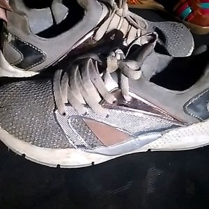 Sketchers shine